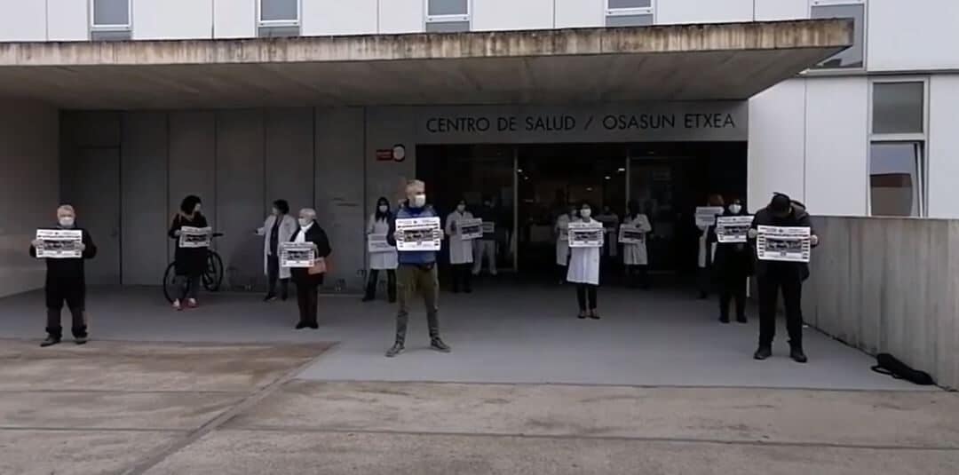 Concentración en Sarriguren en defensa de los centros de salud. Osasun etxea zaindu.